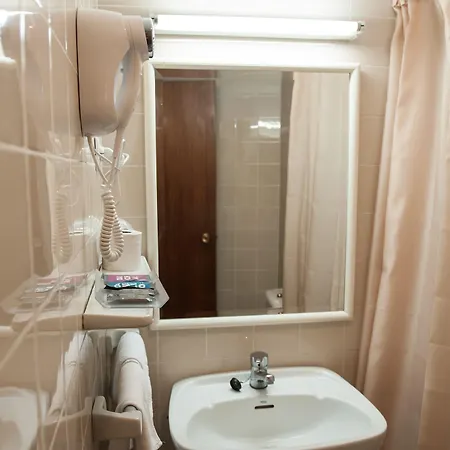 מלון Unzaga Plaza 3*