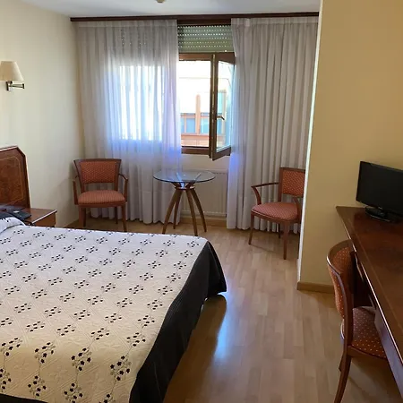 מלון Unzaga Plaza 3*